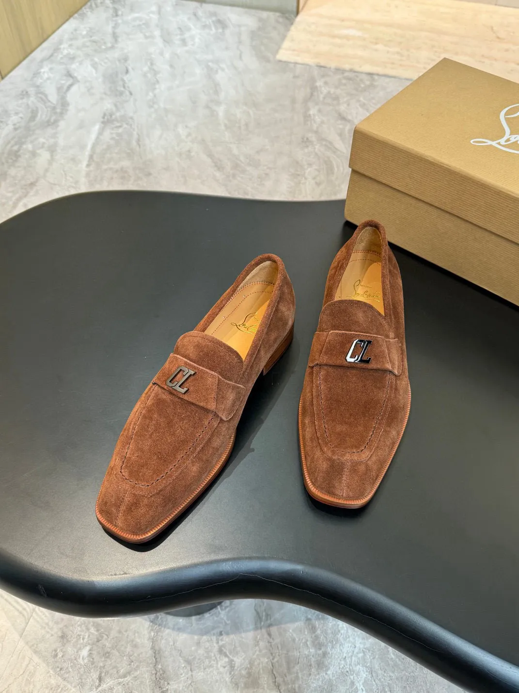 💰960 Christia*.Loubouti*🆑High-end men’s business formal leather shoes｜Classic red-soled shoes｜Original imported first-layer cowhide｜Iconic rivet decoration｜Water-dyed cowhide lining｜Italian imported red cowhide outsole｜High-end luxury｜Perfect interpretation of fashion, sunshine, style, suitable for various occasions Size: 39-44 (customized at 38.45.46)✅
